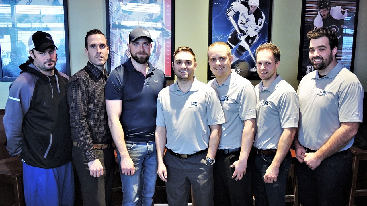 De gauche à droite : Jean-Pierre Lessard de Hockey Zone JPL, et Jean-François, de Saint-Georges Ford, sont en compagnie du comité organisateur de la 5e édition du 24DH Saint-Georges Ford, soit Louis Larochelle, François Dupuis, Carl Breton, Vincent Doyon et François Bégin.