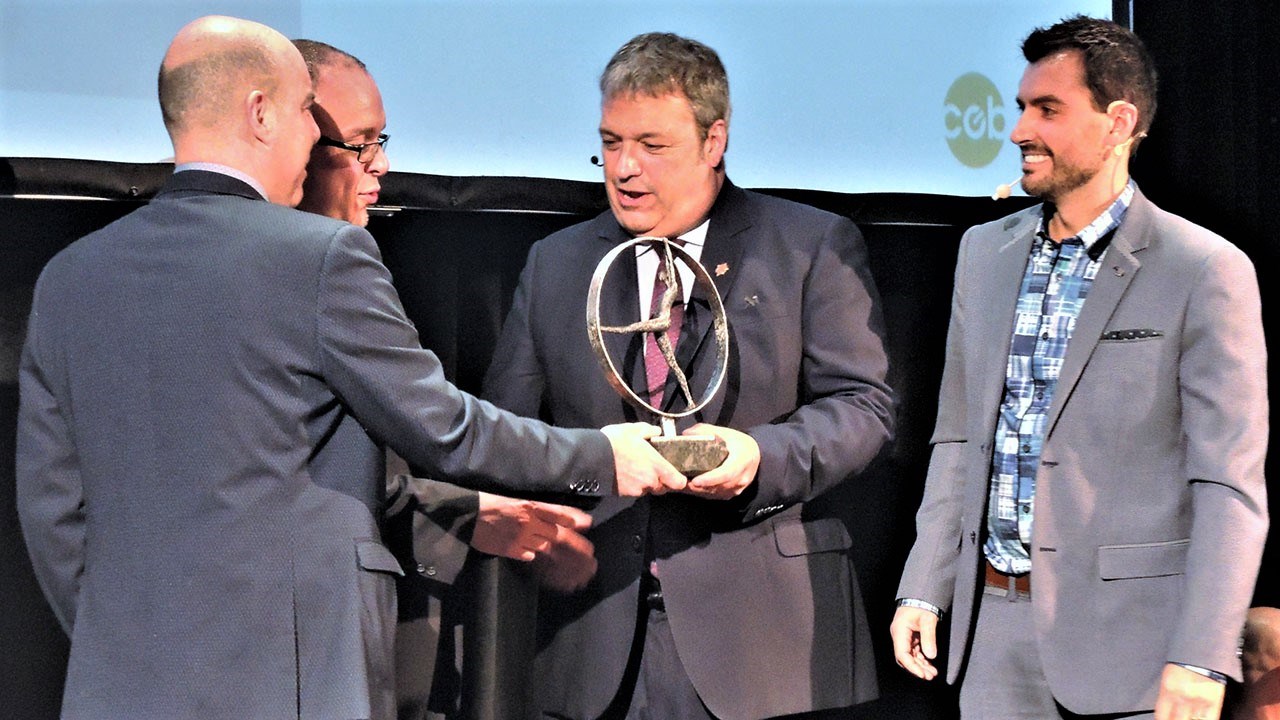 Le CEB a remis un cadeau souvenir à Martin Deschênes à la fin de sa conférence, soit une œuvre fabriquée spécialement pour lui par l’artiste sculpteur Paul Duval de Saint-Jean-de-la-Lande. Cette dernière s’intitule « Un grand pas ». De gauche à droite : Guy Bégin, président du comité organisateur de l'événement, Tony Turcotte, président du Conseil économique de Beauce, Martin Deschêne, conférencier du 25e Souper d'affaires de prestige du Conseil économique de Beauce, et David Hamel, animateur de la soirée.