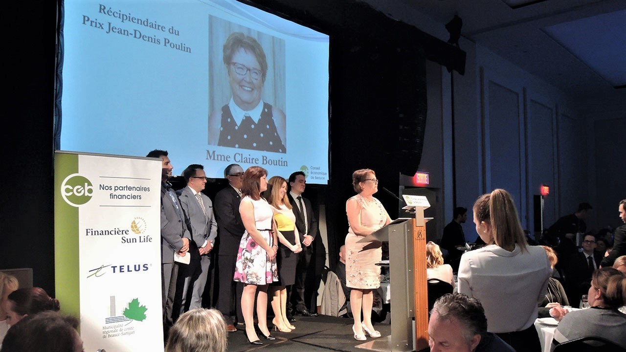 Claire Boutin, récipiendaire du prix Jean-Denis Poulin, entourée de ses trois enfants ainsi que d'Étienne Nadeau, de la Financière Sun Life, de Tony Turcotte, président du Conseil économique de Beauce, et de David Hamel, animateur du 25e Souper d’affaires de prestige du Conseil économique de Beauce.