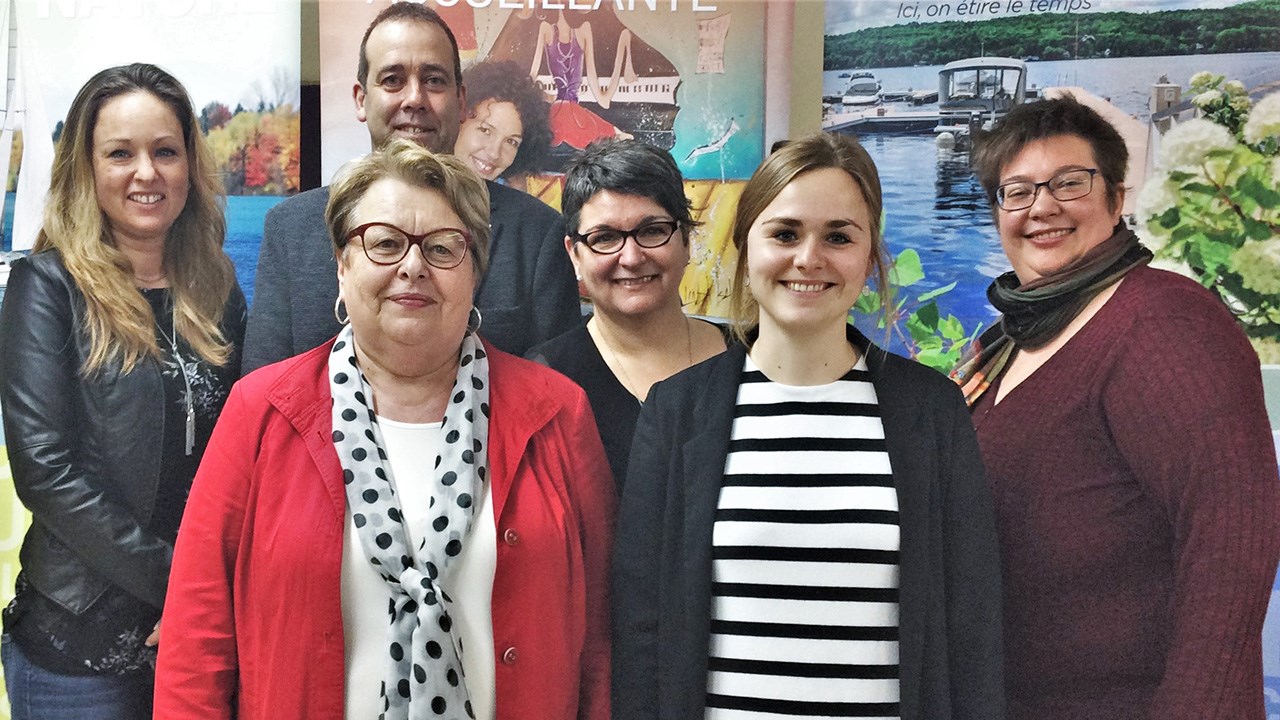 Des élus et des représentants du réseau Cœurs Villageois. De gauche à droite, à l’avant : Marielle Fecteau, préfète de la MRC du Granit, et Flore Bouchon, attachée politique du député de Lac-Mégantic, Ghislain Bolduc. De gauche à droite, à l’arrière : Annie Belgarde, présidente du Comité Vitalité Lambton, Ghislain Breton, maire de Lambton, Vicky Villeneuve, responsable du développement de l’offre touristique à Tourisme Cantons-de-l’Est, et Géraldine Lansiaux, chargée de projet du réseau Cœurs Villageois
