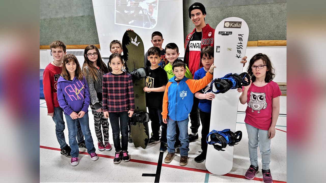 Éliot Grondin, athlète en snowboard cross de Sainte-Marie, en compagnie des élèves de l'école Mgr-Feuiltault.