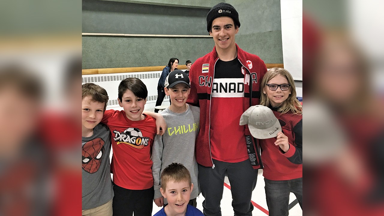 Éliot Grondin, athlète en snowboard cross de Sainte-Marie, en compagnie des élèves de l'école Mgr-Feuiltault.