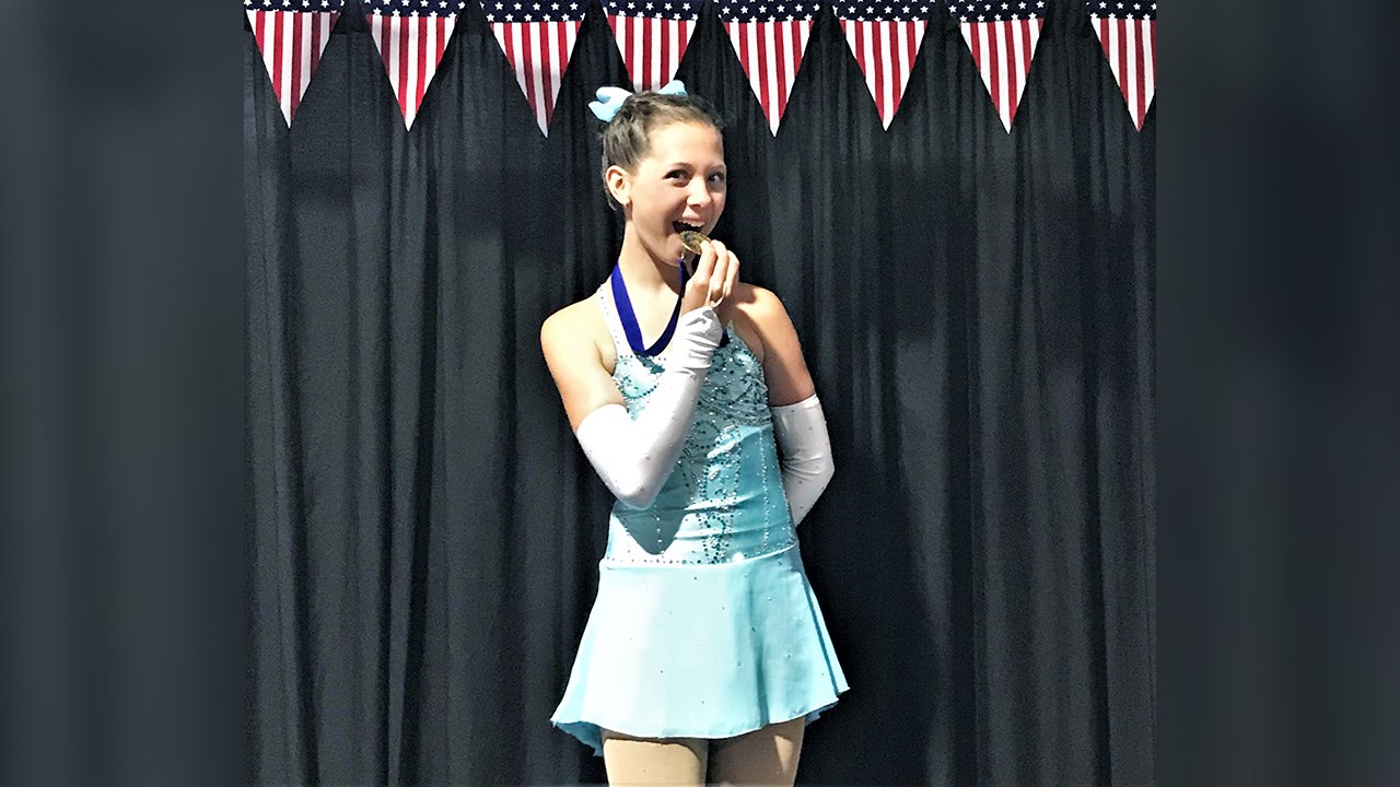 Noémie Groleau, âgée de 11 ans, fait partie du Club de patinage artistique de Saint-Georges.