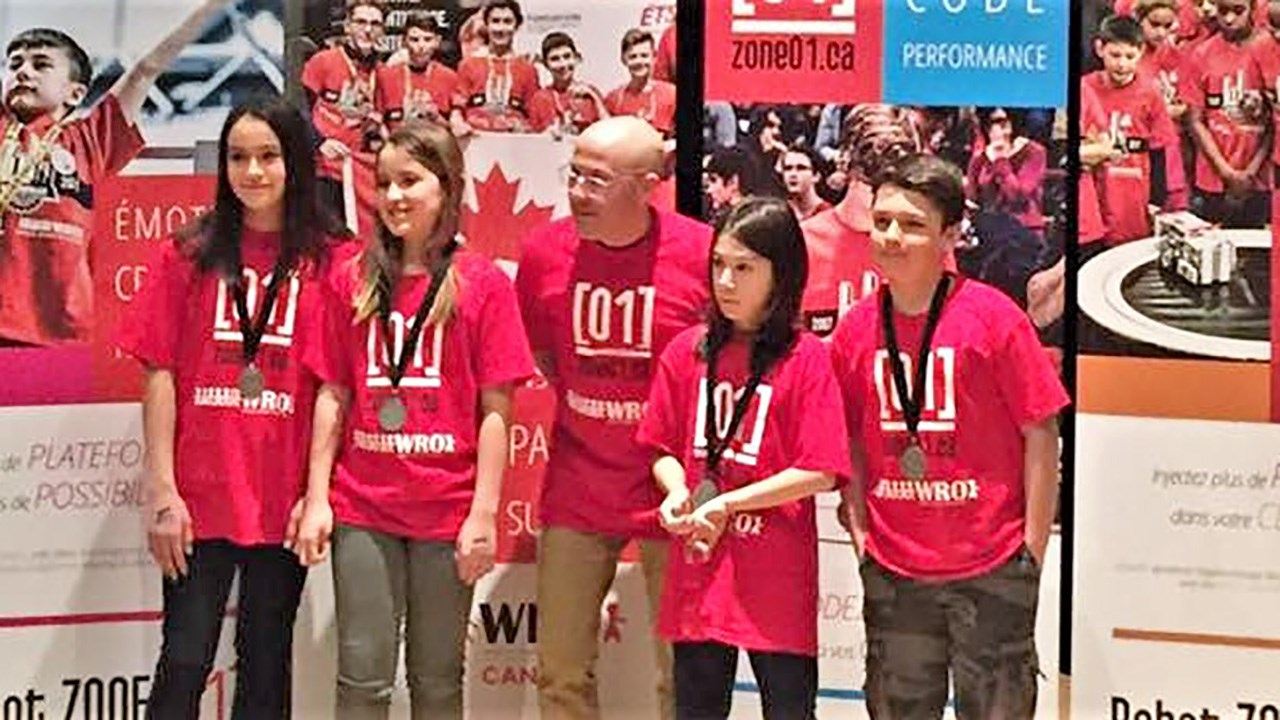 L’équipe de Félix Arsenault de l'école Kennebec, à Saint-Côme-Linière, a remporté la médaille d'argent au Défi Sumo, dans la catégorie junior (10 à 12 ans). De gauche à droite sur la photo : Amy Roy, Élizabeth Harvey, Félix Arsenault, Nanouk LeVeillo et Mathiew Foisy Brooks.