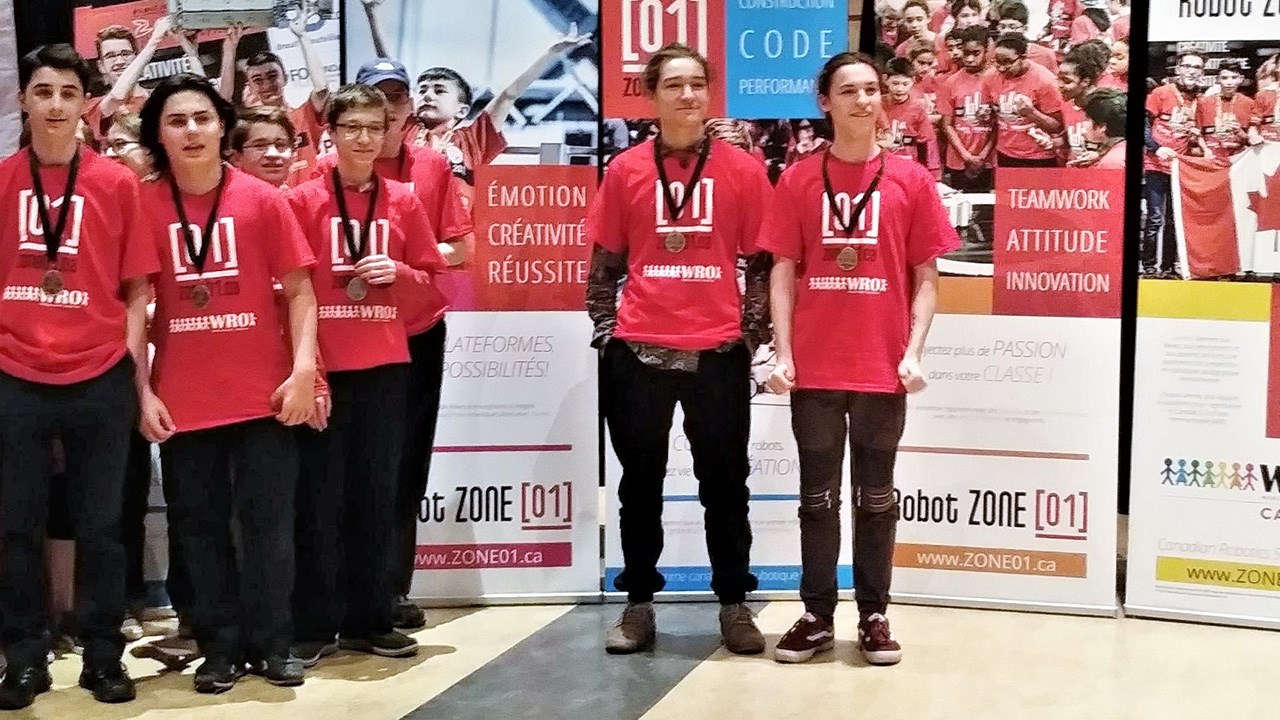 L'équipe de Véronique Gilbert de la polyvalente Saint-François, à Beauceville, a remporté la médaille d'or dans la catégorie senior plus (16 à 19 ans) au Défi de la distribution alimentaire de la World robot olympiad. À l’extrême droite sur la photo, Gabriel Grondin et Justin Veilleux, qui représenteront le Canada en Thaïlande.
