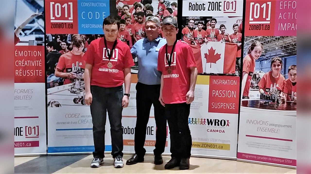 L’équipe de Véronique Gilbert de la polyvalente Saint-François, à Beauceville, a remporté la médaille de bronze dans la catégorie senior (13 à 15 ans), au Défi Feux d’artifice. De gauche à droite sur la photo : Joey Lessard, Pierre Roy de Brault et Bouthillier et Jérémy Allen.