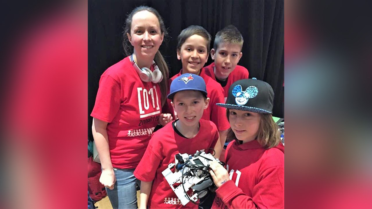 L’équipe de Mélanie Vigneault de l'école l’Accueil, à Scott, a remporté la médaille d'or dans la catégorie junior (10 à 12 ans) au Défi Sumo. De gauche à droite sur la photo : Mélanie Vigneault, Alexis Leblond, James Paquet, Zachary Sabourin et Jordan Landry.