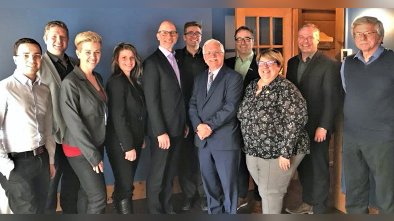 Stéphane Forget, président-directeur général de la Fédération des Chambres de commerce du Québec, accompagné de plusieurs membres de l'Alliance des Chambres de commerce de la Chaudière-Appalaches.