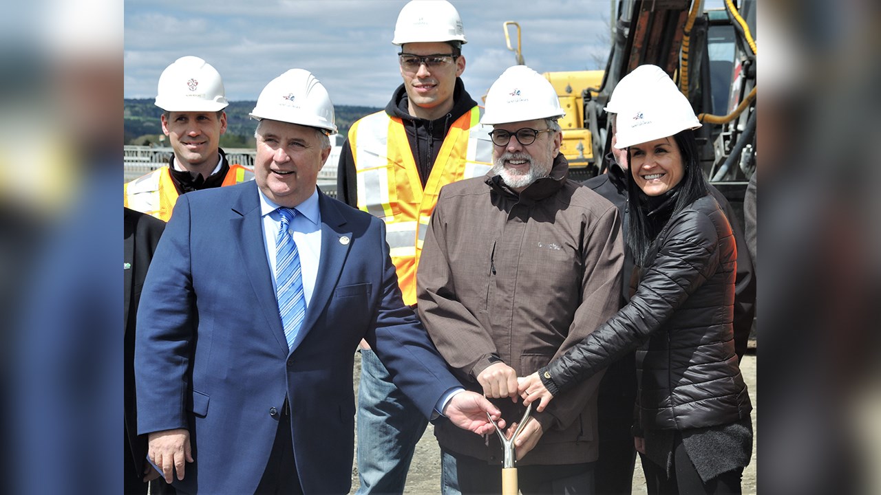 De gauche à droite : Paul Busque, député de Beauce-Sud au provincial, Claude Morin, maire de la Ville de Saint-Georges et Annick Parent, directrice de circonscription pour le député de Beauce au fédéral, Maxime Bernier, en compagnie de deux entrepreneurs qui réaliseront le projet.