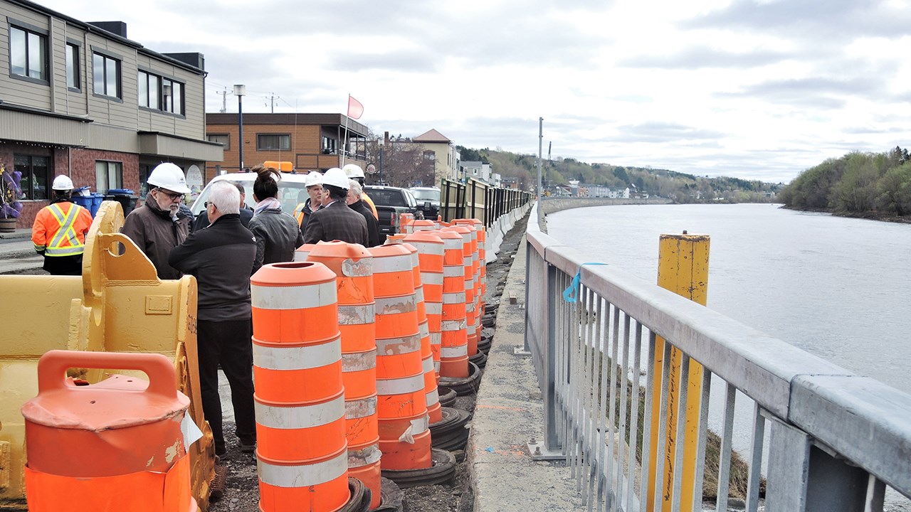 La première pelletée de terre soulignant le début des travaux de réfection de la promenade Redmond, à Saint-Georges, a eu lieu vendredi le 11 mai 2018, près de l’intersection de la 118e Rue et de la promenade Redmond.