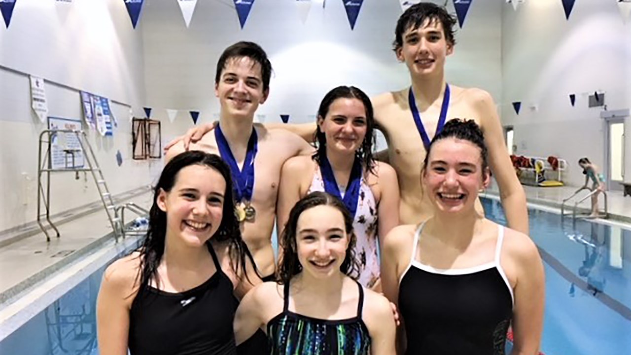 Les nageurs et nageuses du Club de natation régional de Beauce. De gauche à droite : (À l’avant) Emy Blanchette, Samuelle Thériault et Évelyne
Lacasse. (À l'arrière) Emerick Vavhon, Marie-Elaine Bougie et Philippe
Lacasse.