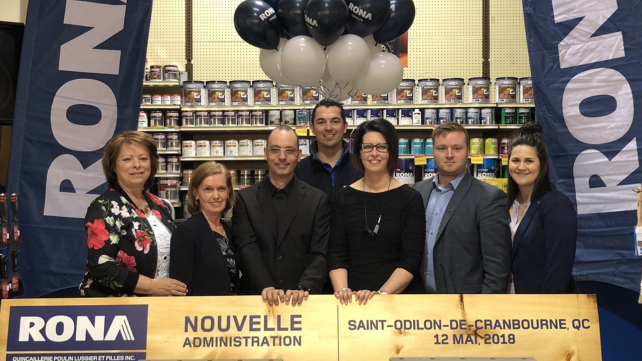 Sur la photo, de gauche à droite : Denise Roy, mairesse de Saint-Odilon-de-Cranbourne, Diane Pouliot, Commissaire Industrielle au Centre local de développement Robert-Cliche, Maxime Lussier, Propriétaire RONA Quincaillerie Poulin Lussier et Filles Inc., Philippe Gauthier, Chef de district, Vente et relations clients chez RONA, Isabelle Poulin, Propriétaire RONA Quincaillerie Poulin Lussier et Filles Inc., Étienne Bélanger, Directeur de comptes à la Banque de développement du Canada et Amélie Lachance, Directrice de comptes marché commercial à la Caisse Desjardins du Sud de la Chaudière