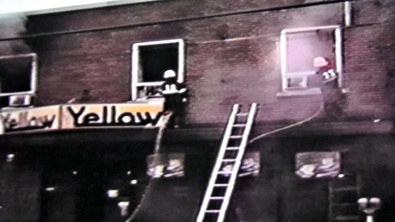 Dans cette capsule d'Hier à aujourd'hui avec Normand DeLessard, Normand présente des images d'un incendie qui s'est déclaré au commerce de chaussures Yellow, à Saint-Georges, en 1986.