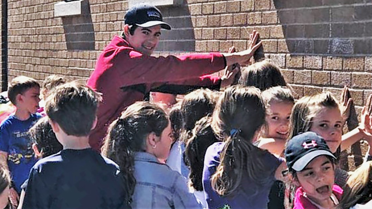 L’école primaire Maribel, de Sainte-Marie, a reçu la visite de l'athlète mariverain en snowboard cross Éliot Grondin lors du lundi 14 mai 2018.