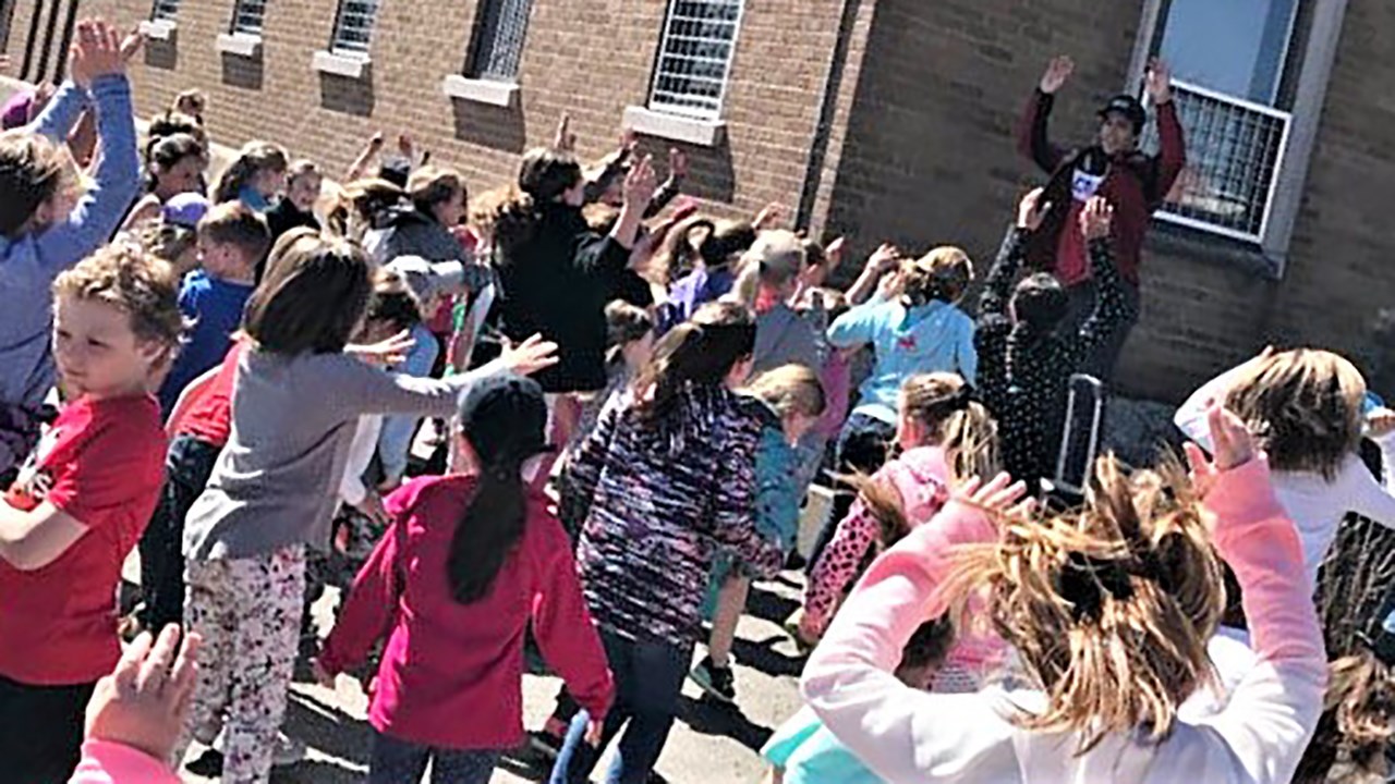 L’école primaire Maribel, de Sainte-Marie, a reçu la visite de l'athlète mariverain en snowboard cross Éliot Grondin lors du lundi 14 mai 2018.