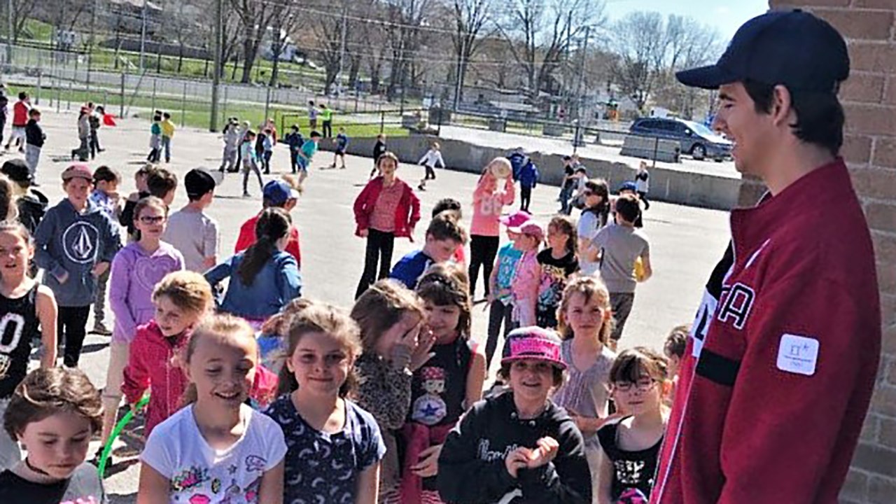 L’école primaire Maribel, de Sainte-Marie, a reçu la visite de l'athlète mariverain en snowboard cross Éliot Grondin lors du lundi 14 mai 2018.