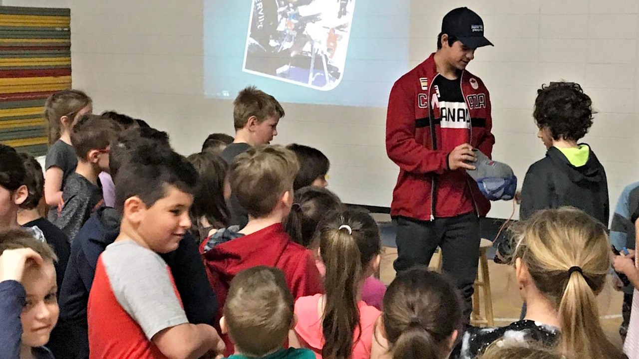 L’école primaire Maribel, de Sainte-Marie, a reçu la visite de l'athlète mariverain en snowboard cross Éliot Grondin lors du lundi 14 mai 2018.