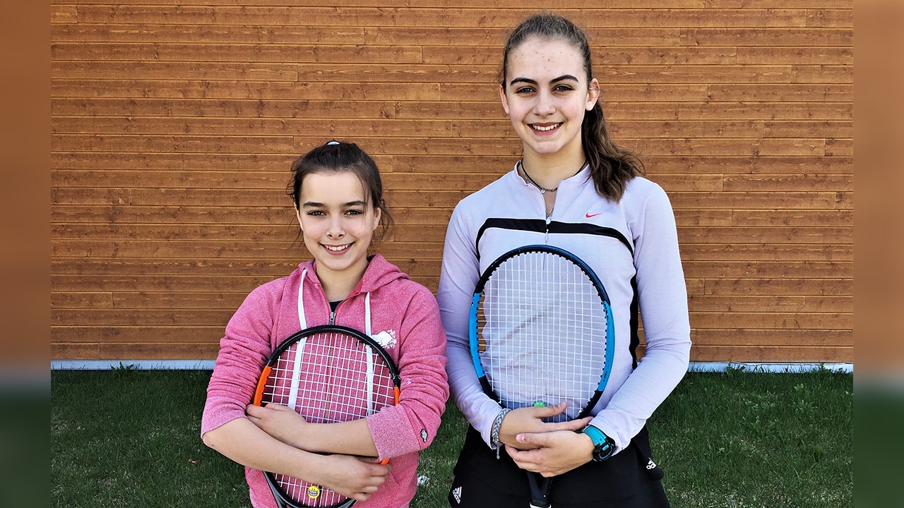 De gauche à droite : les deux joueuses de tennis beauceronnes Alizée Poulin et Marianne Williams, qui évoluent au sein du club Tennis Beauce.