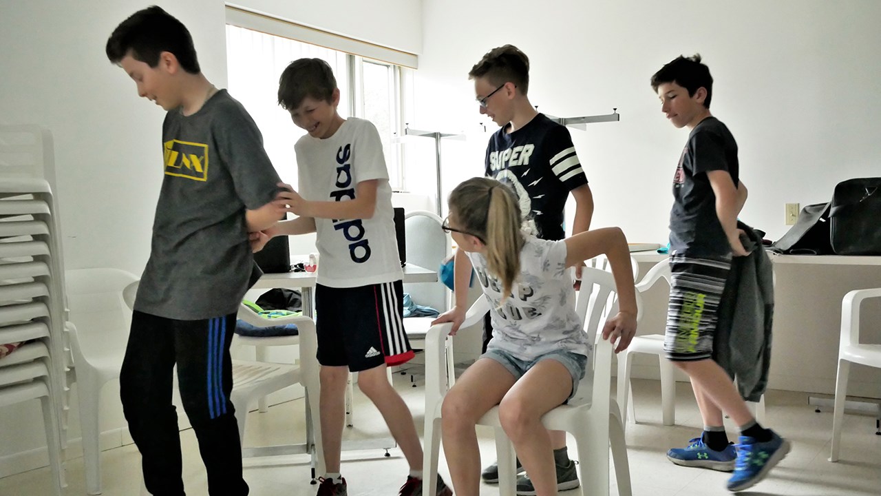 Dix élèves de sixième année du primaire de l’école Curé-Beaudet, à Saint-Éphrem, ont livré, mardi le 15 mai 2018, une pièce de théâtre qu’ils ont créée et préparée avec l’aide de leur monitrice d’anglais, Stephanie Glenister. Sur la photo, ces derniers se trouvent au Logis d'Or, une résidence pour personnes âgées de leur municipalité.