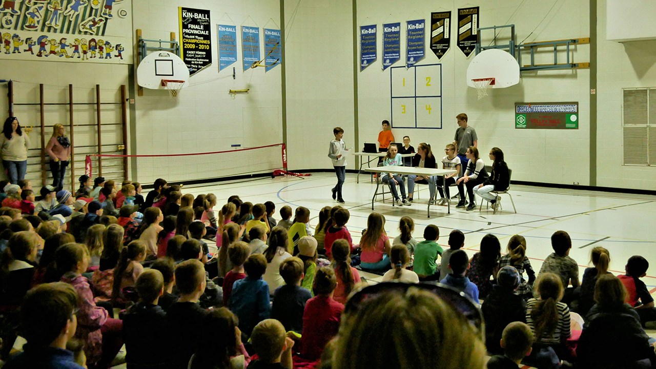 Dix élèves de sixième année du primaire de l’école Curé-Beaudet, à Saint-Éphrem, ont livré, mardi le 15 mai 2018, une pièce de théâtre qu’ils ont créée et préparée avec l’aide de leur monitrice d’anglais, Stephanie Glenister. Sur la photo, ces derniers se trouvent à leur école, devant les leurs.