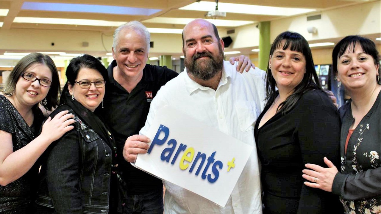 Le conférencier Martin Larocque, au centre, vêtu de blanc, entouré des membres de l'organisme Parents + à la polyvalente de Saint-Georges.