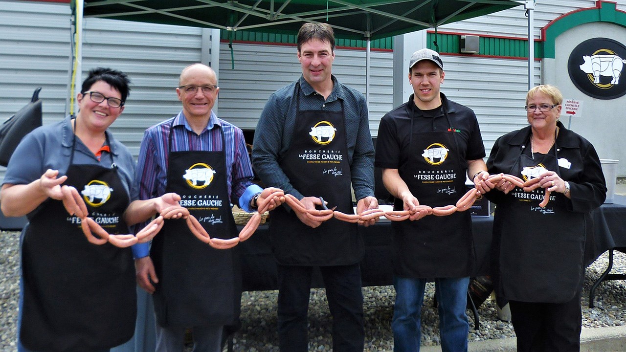 De gauche à droite, Jocelyne Pouliot, bouchère, François Vachon, directeur général de La Coop Seigneurie, Marco Gagné, président de La Coop Seigneurie, Christian Juneau, directeur ventes et détail, et Jocelyne Toulouse, gérante de l’épicerie.