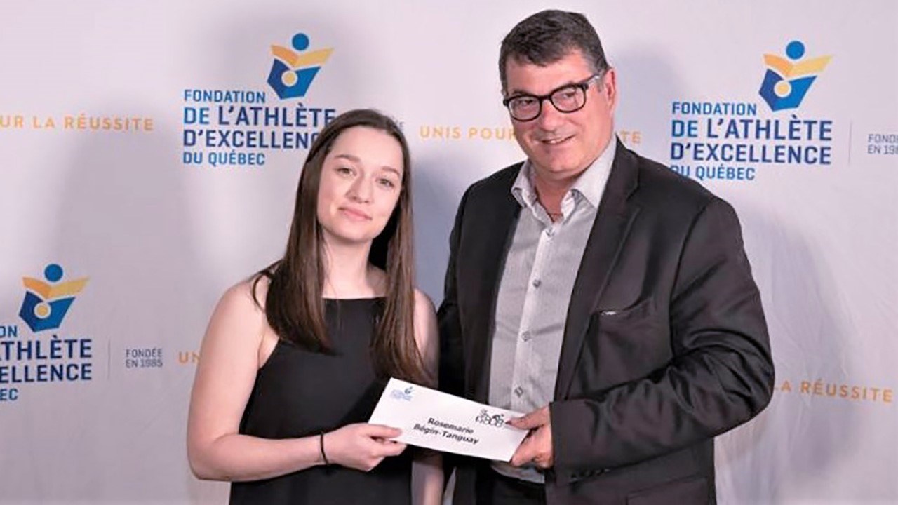 Rosemarie Bégin-Tanguay, athlète en surf des neiges (snowboard cross) de Saint-Odilon-de-Cranbourne, a reçu une bourse de soutien à la réussie académique et sportive de 2 000 $.