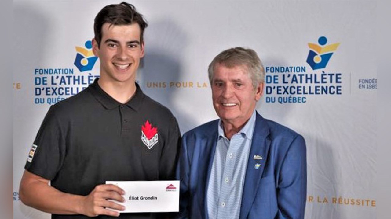 Eliot Grondin, athlète en surf des neiges (snowboard cross) de Sainte-Marie, a reçu une bourse de soutien à la réussite académique et sportive de 4 000 $.