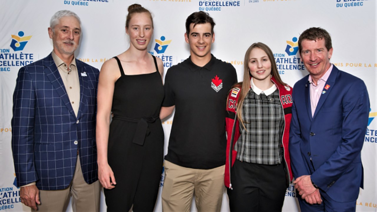 De gauche à droite : Claude Chagnon, président de la Fondation de l'athlète d'excellence du Québec, Marilou Duvernay-Tardif, étudiante-athlète en aviron, Eliot Grondin, de Sainte-Marie, et Elizabeth Hosking, deux Olympiens en surf des neiges (snowboard cross), et Dany Bonneville, président-fondateur du Défi 808 Bonneville.
