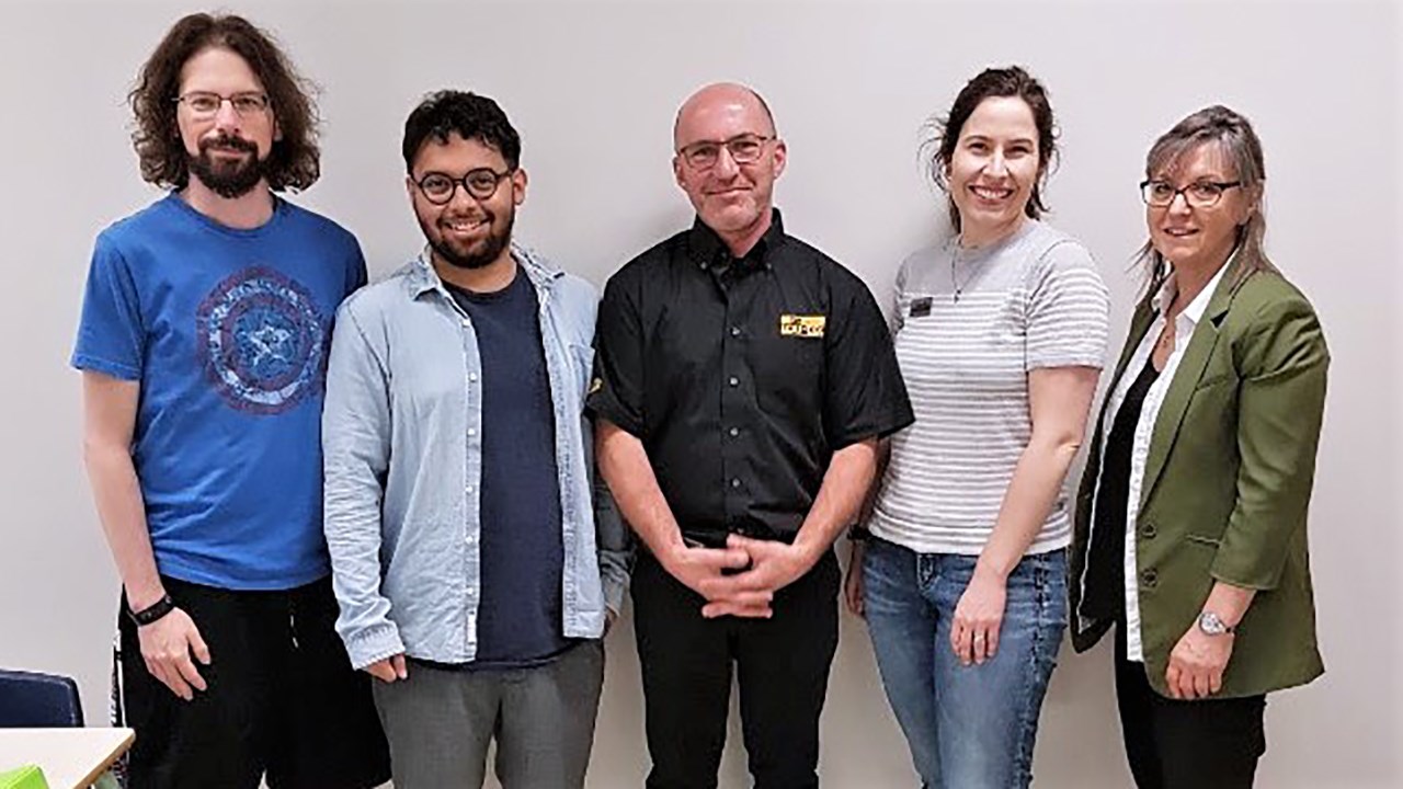 Des élèves du Programme pédagogique préparatoire à la formation professionnelle de la polyvalente Benoît-Vachon de Sainte-Marie, en compagnie de Gilbert Bolduc, propriétaire de Location G. L'outil (Lou-Tec), de Sainte-Marie, et de Dominique Nadeau, propriétaire de Safari Condo, à Saint-Frédéric.