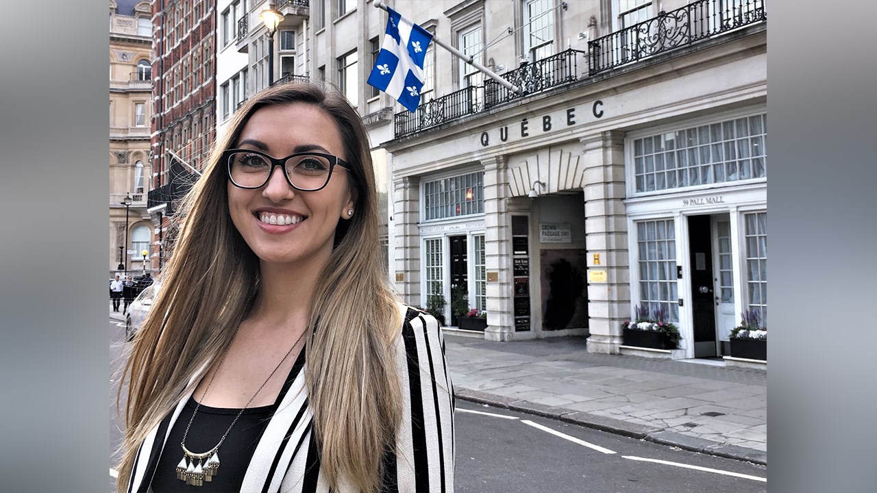 Jessica Pruneau, auteure-compositrice-interprète country-folk originaire de la
Beauce, devant le bureau du Québec à Londres, en Angleterre.