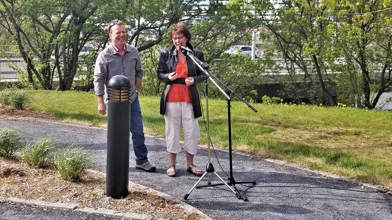 De gauche à droite : Paul Duval, sculpteur beauceron, et Solange Thibodeau, conseillère municipale à la Ville de Saint-Georges, lors de la conférence de presse soulignant le dévoilement de l'oeuvre de M. Duval intitulée « Le passage », à Saint-Georges, jeudi le 24 mai 2018.