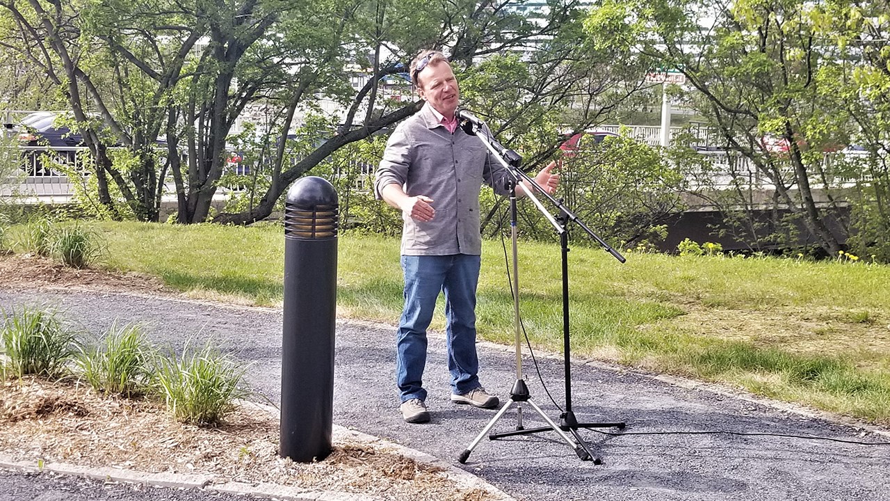 Paul Duval, sculpteur beauceron, lors de la conférence de presse soulignant le dévoilement de son oeuvre « Le passage », à Saint-Georges, jeudi le 24 mai 2018.