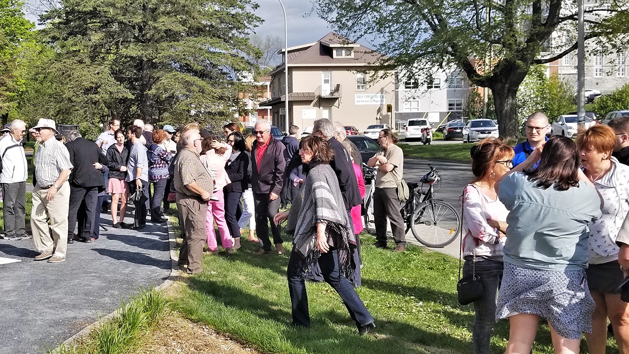 Plusieurs citoyens se sont déplacés afin d'assister à la conférence de presse soulignant le dévoilement de l'oeuvre du sculpteur beauceron Paul Duval intitulée « Le passage », à Saint-Georges, jeudi le 24 mai 2018.
