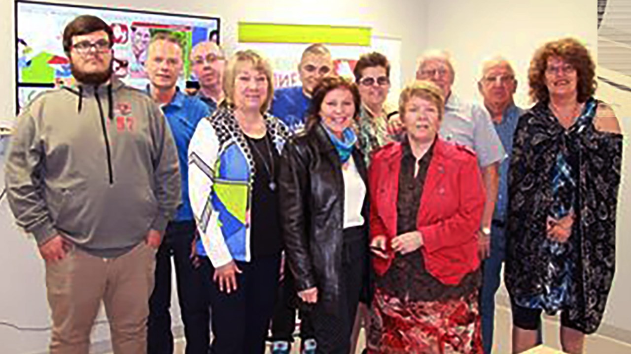 Derrière : Dylan Bell (jeune qui est parrainé), René poirier (un bénévole), Daniel Le Bail (employé et bénévole), Bernard Légaré (un jeune qui a été parrainé), Sonia Nadeau (adjointe administrative pour parrainage Jeunesse), Guy Roy (un juge), Claude Laflamme ( ancien bénévole), lorraine Légaré ( mère d’un enfant parrainé)
Devant : Paule Caron (membre de notre CA), Solange Thibodeau (membre de notre jury), Céline Grenier (ancienne bénévole)
