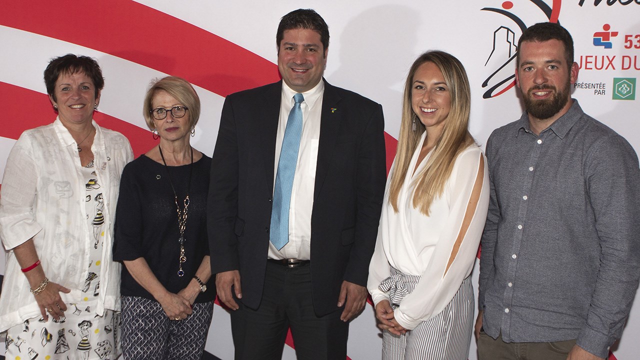 Guylaine Dubuc, présidente de la 53e Finale des Jeux du Québec – Thetford 2018
Josée Durand, présidente de la Caisse Desjardins de la Région de Thetford
Marc-Alexandre Brousseau, maire de Thetford Mines
Margo S.-Blouin, présidente d’Héritage Centre-Ville
Mathieu Desmarais, coordonnateur chez Héritage Centre-Ville et responsable de la Place des Jeux Desjardins