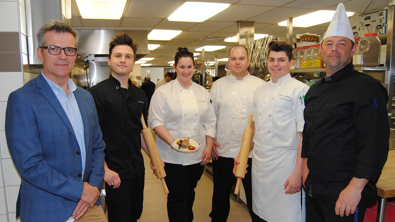 M. Pierre Giguère (directeur du CF des Bâtisseurs), Zachary Bizier de Saint-Ludger, Tracy Doyon d’Astock, Carl Lessard de Lévis, Keven Thibodeau de Notre-Dame-des-Pins, et M. Bruno Hippeau, enseignant.