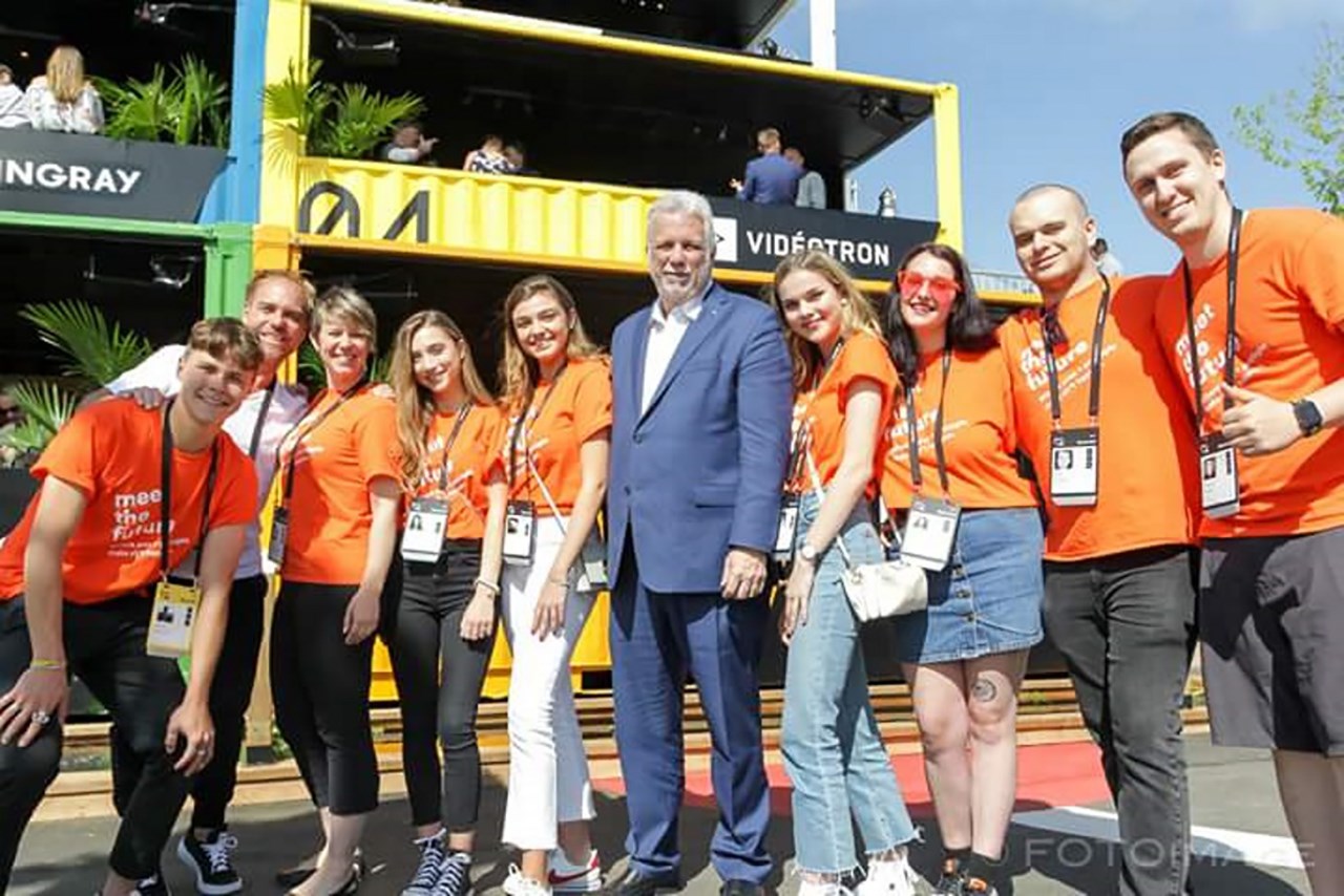 Zaky Borgia (2e à partir de la droite) et quelques membres de l’escouade en compagnie du premier ministre du Québec, Philippe Couillard.