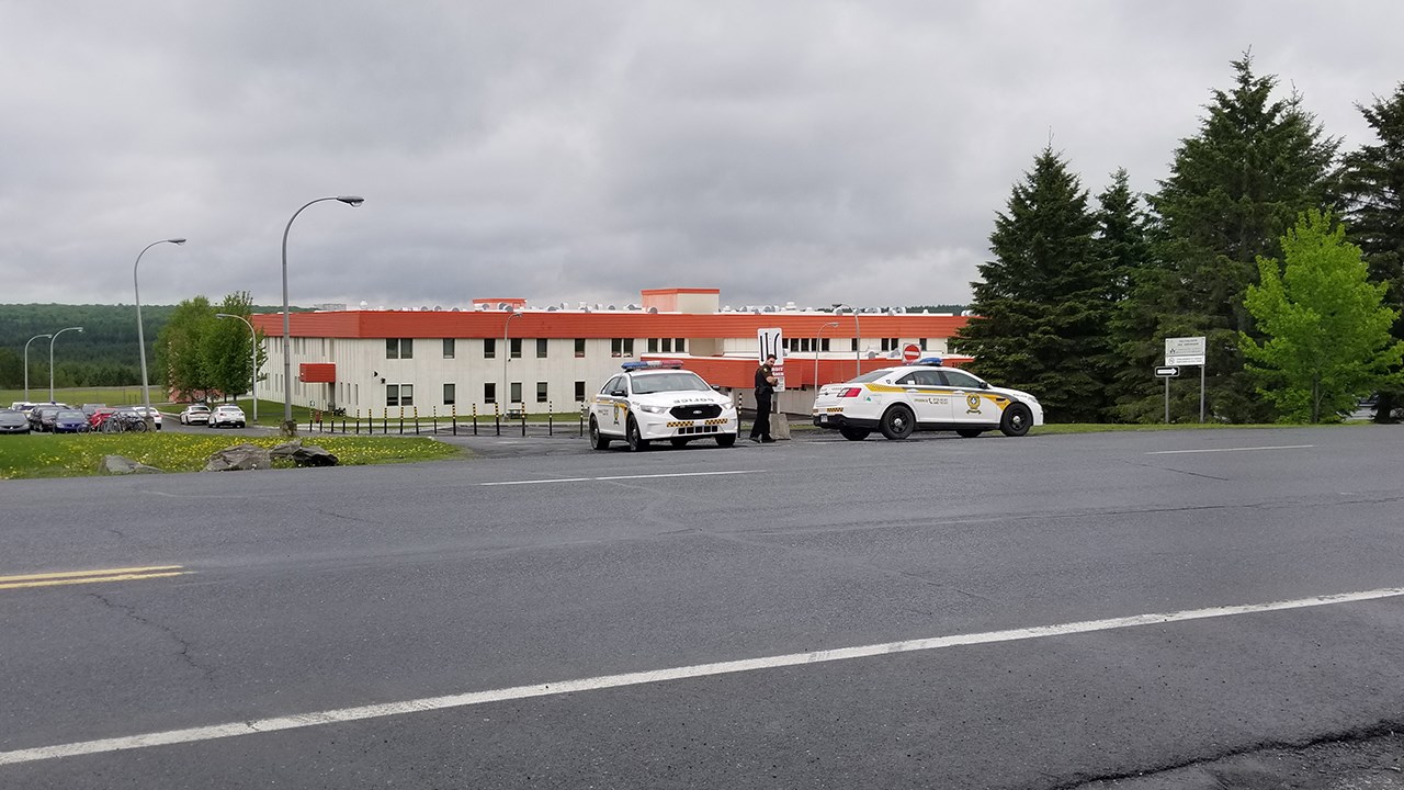 Importante opération policière à la polyvalente des Abénaquis
