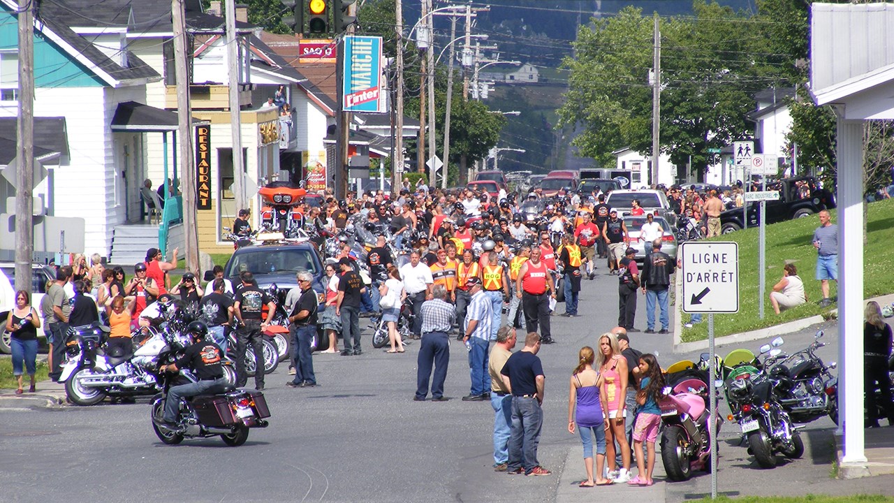 Une foule rassemblée à Saint-Zacharie, en Beauce.