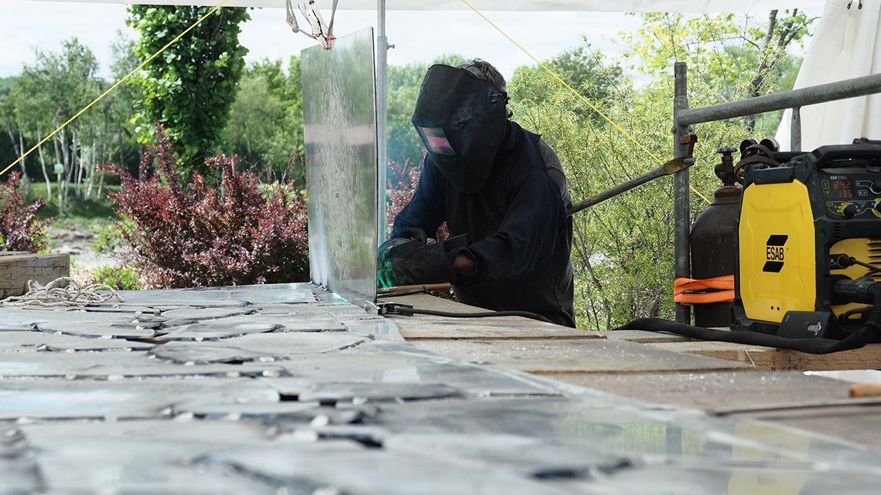Le sculpteur Stéphane Langlois en action.