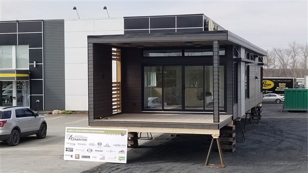 Une heureuse gagnante remporte le chalet Leucan à St-Benoît