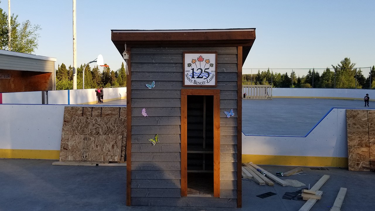 Une heureuse gagnante remporte le chalet Leucan à St-Benoît