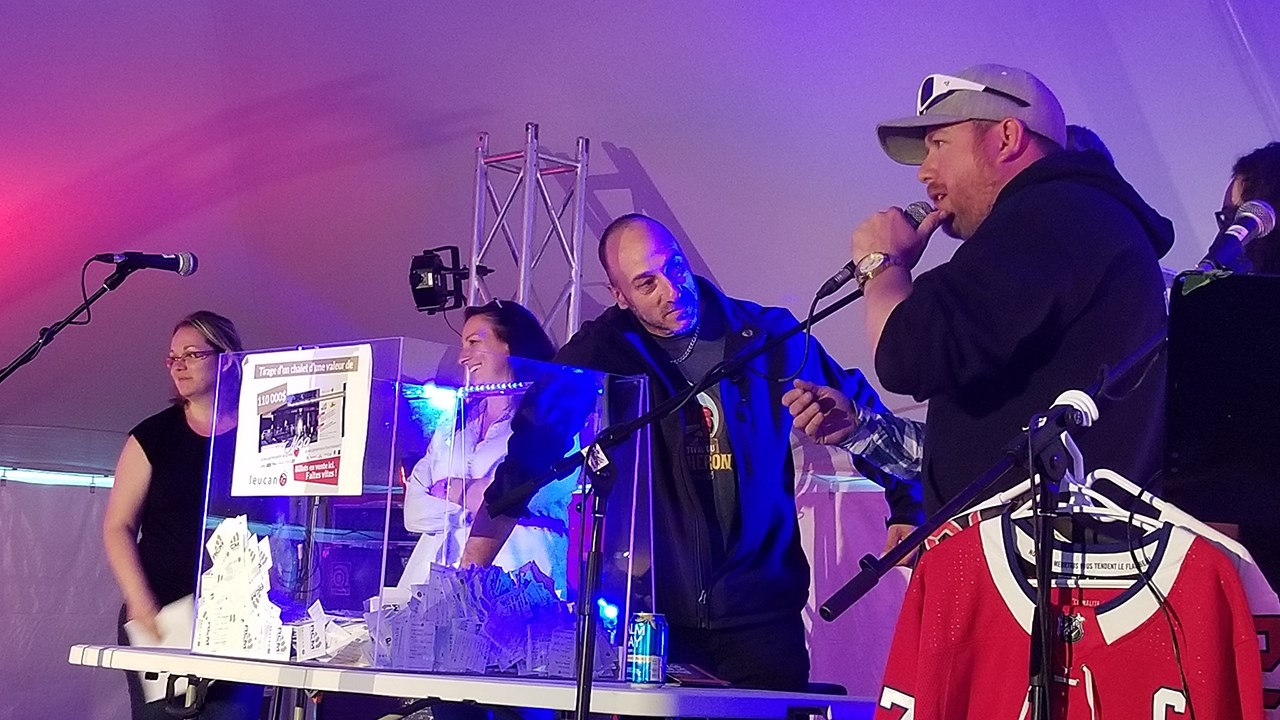 Une heureuse gagnante remporte le chalet Leucan à St-Benoît