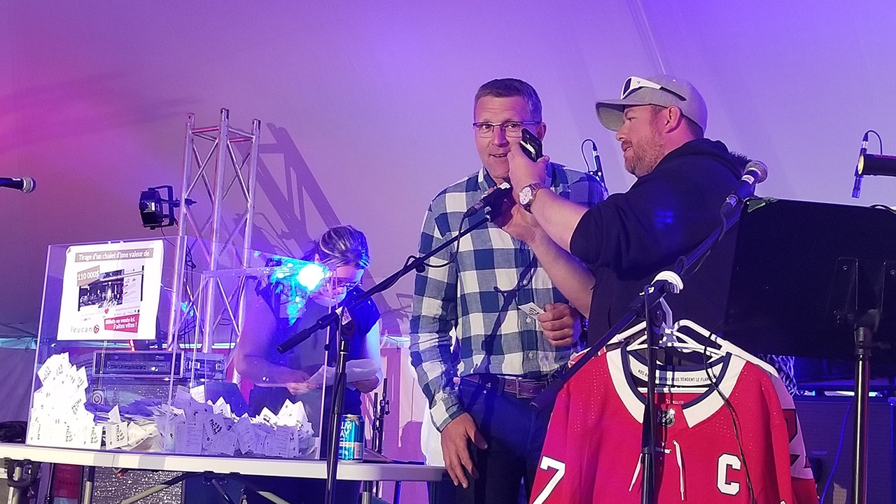 Une heureuse gagnante remporte le chalet Leucan à St-Benoît