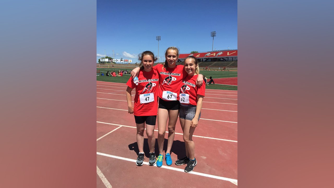 Marika Pelletier (au centre ), 2e au lancer du javelot