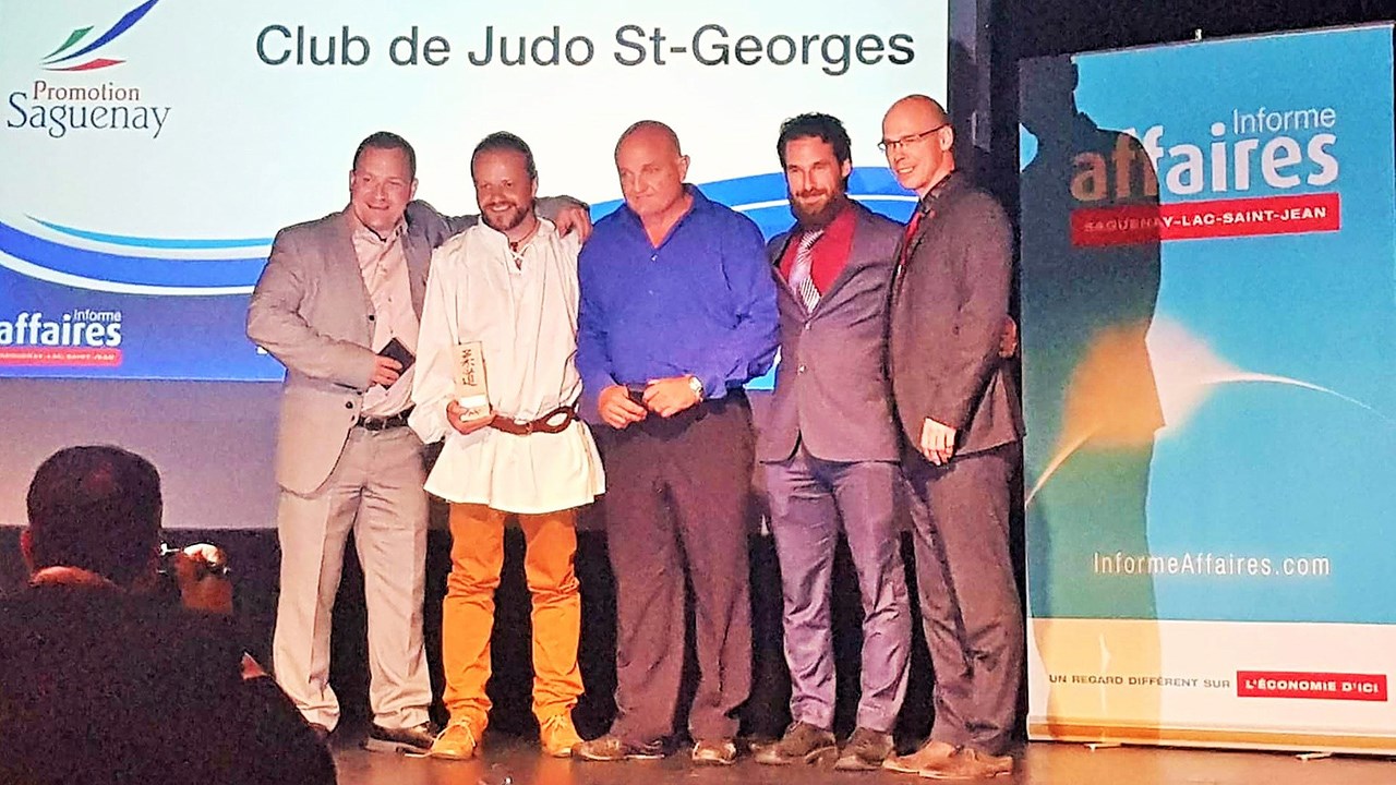 Au moment de la remise du trophée, Martin
Beaulieu, 2e à gauche en compagnie des
responsables des trois autres clubs nominés, ainsi
que M. Jean-François Marceau, Directeur
général de Judo Québec, à droite complètement.