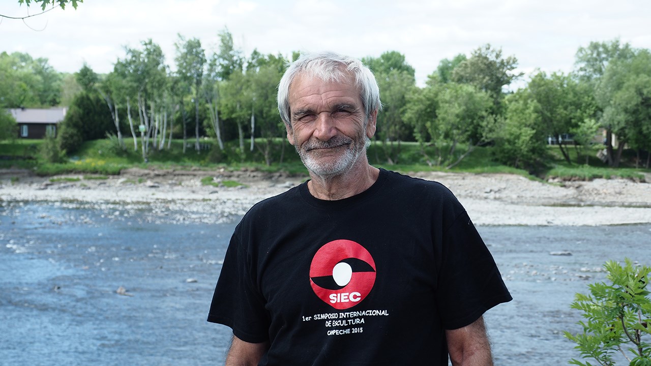 Portrait du sculpteur Vincent Di Vincenzo devant la rivière Chaudière.