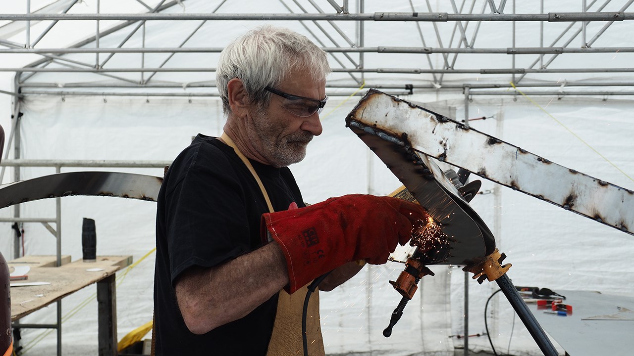 Le sculpteur Vincent Di Vincenzo en action.