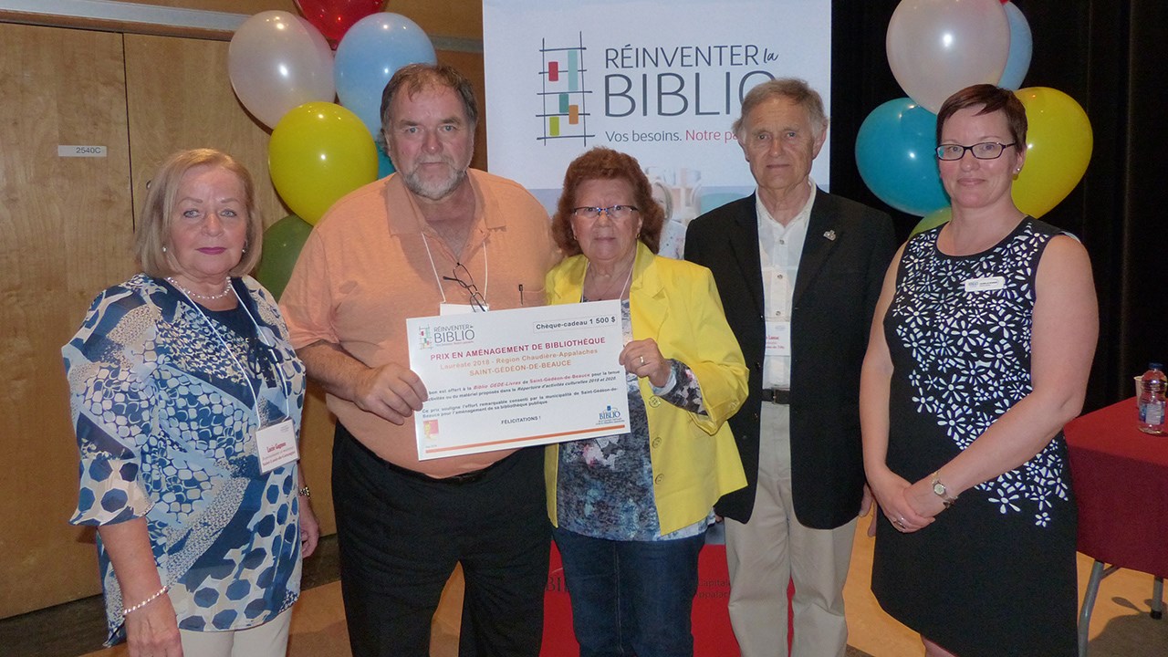 Mme Lucie Gagnon, administratrice du Réseau BIBLIO, le maire de St-Gédéon-de-Beauce, M. Alain Quirion, et sa conjointe, Mme Victorine Lefrançois, M. Hughes Lansac et Mme Isabelle Poirier, respectivement Président et directrice générale du Réseau BIBLIO.